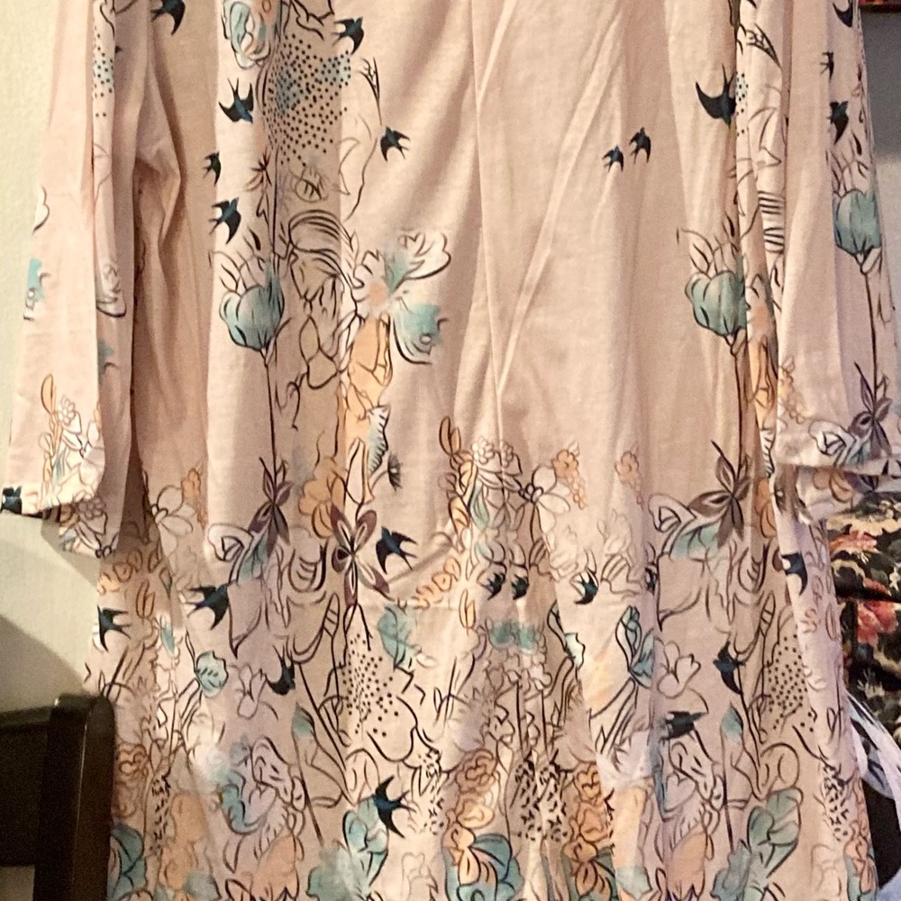 Tunic that is satiny size 3X. Sent to me by mistake. Never worn